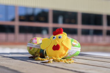 Påskekylling utenfor Sandbekkhallen