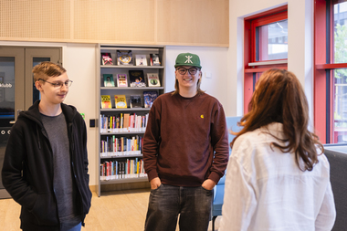 Psykolog Sara Khazaeni i samtale med unge