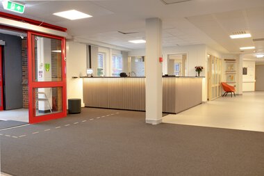 Skranke i resepsjonsområdet i Rælingen rådhus