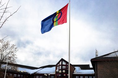 Det samiske flagg foran rådhuset 6. februar