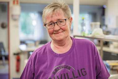 Synnøve Olsen jobber på dugnad på kjøkkenet til Fjerdingby trivselssenter.