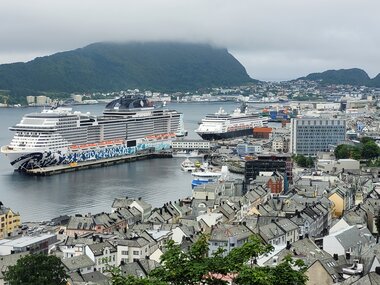 Cruiseskip til kai i sentrum