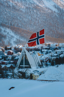 Ishavskatedralen og flagg