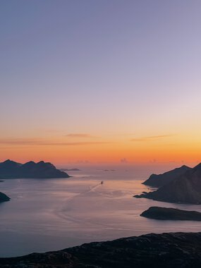 Cruise i fjorden med solnedgang på Kvaløya Cruise i fjorden med solnedgang på Kvaløya