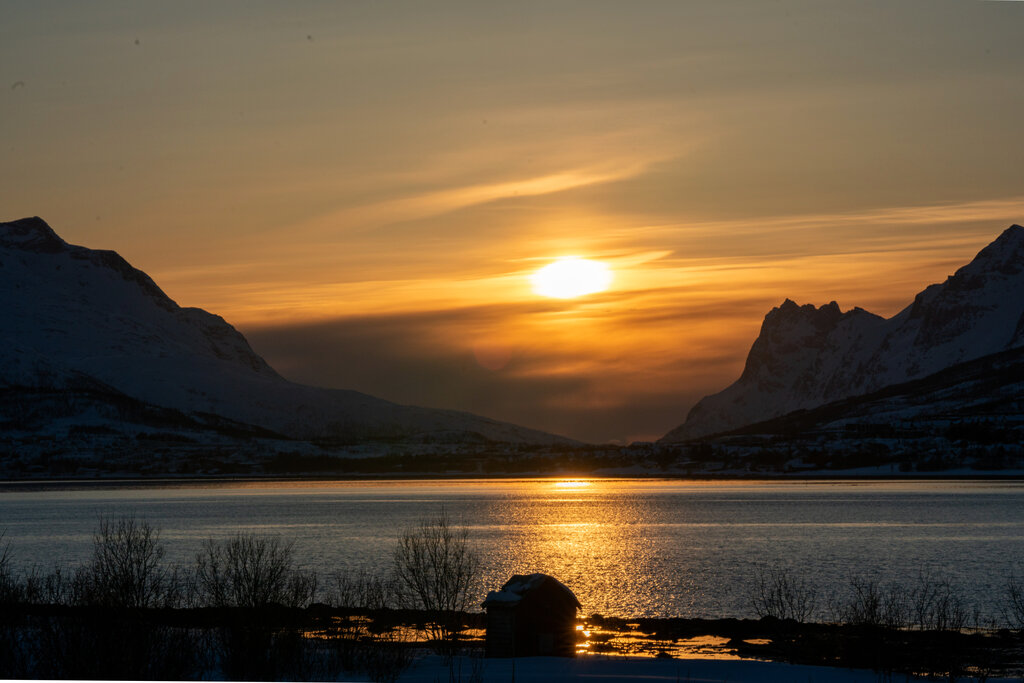 Vintersol i Kaldfjord på Kvaløya