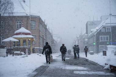 Storgata i snøvær 