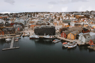 Utsiktsbilde over Stortorget, Kystens Hus og Bangsundbrygga