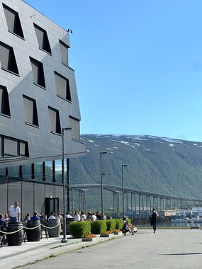 Uteservering en soldag i Tromsø