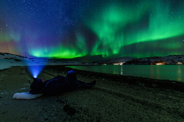 Nordlys på ei strand