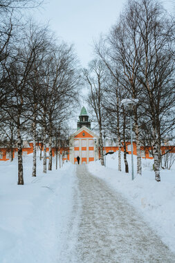Kongsbakken og Kongsbakken videregående skole om vinteren