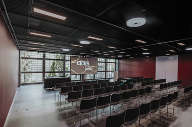 Reihenbestuhlung Clubräume - Sicht nach draussen 