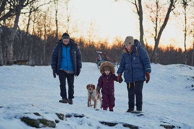 Mennesker ute med hund vinter