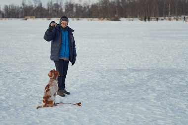 Mennesker ute med hund vinter
