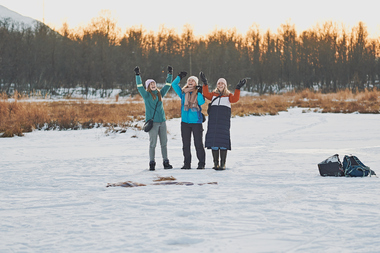 Venner ute i vinterlandskap