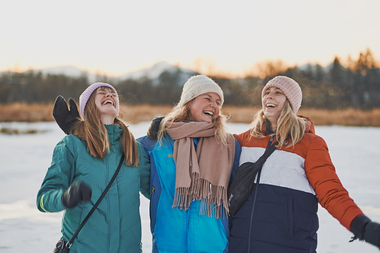 Venner ute i vinterlandskap