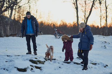Mennesker ute med hund vinter
