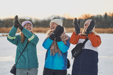Venner ute i vinterlandskap
