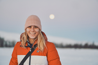 Venner ute i vinterlandskap