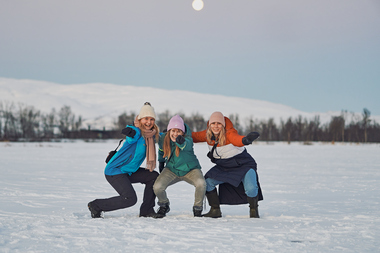 Venner ute i vinterlandskap