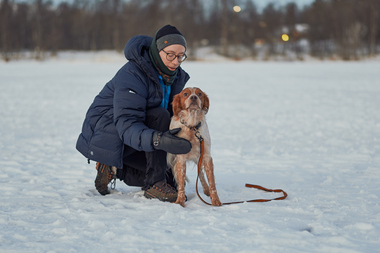 Mennesker ute med hund vinter