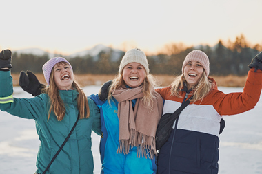 Venner ute i vinterlandskap