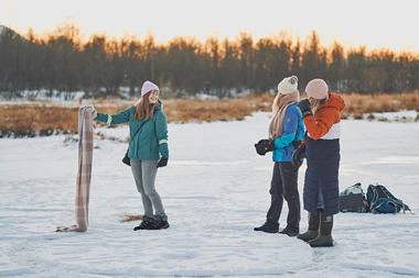 Venner ute i vinterlandskap