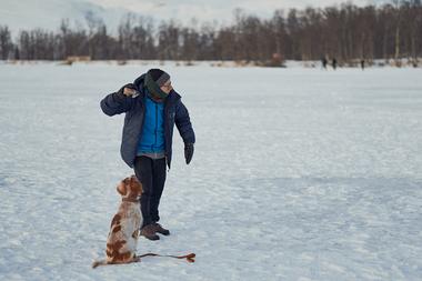 Mennesker ute med hund vinter