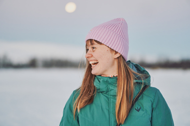 Venner ute i vinterlandskap