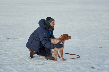 Mennesker ute med hund vinter