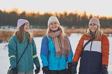 Venner ute i vinterlandskap