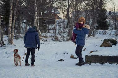Mennesker ute med hund vinter