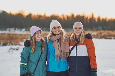 Venner ute i vinterlandskap