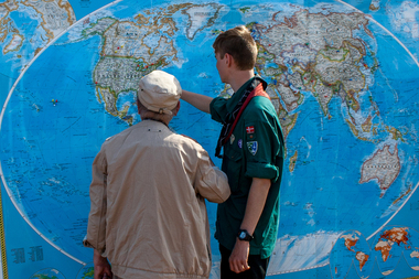 Spejdernes Lejr 2017 er en international lejr med deltagelse fra mange nationer. Ud over deltagerne af nationale og internationale spejdere på lejren, kommer der også mange gæster og hilser på. Her ses en spejder ved det internationale telt i dialog med en besøgende. Foto: Maj-Britt Nielsen