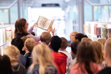 Barn på biblioteksbesøk