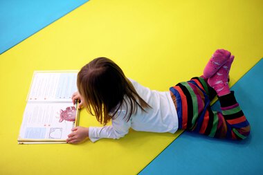 Barn på biblioteksbesøk