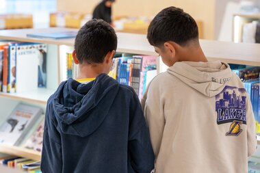 Gutter på klassebesøk i biblioteket