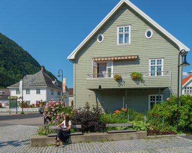 APRIL bench, wall top