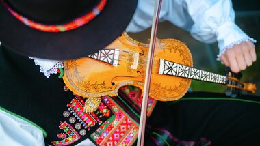 Tradisjonell hardingfele og munnharpe, Syrtveit gard