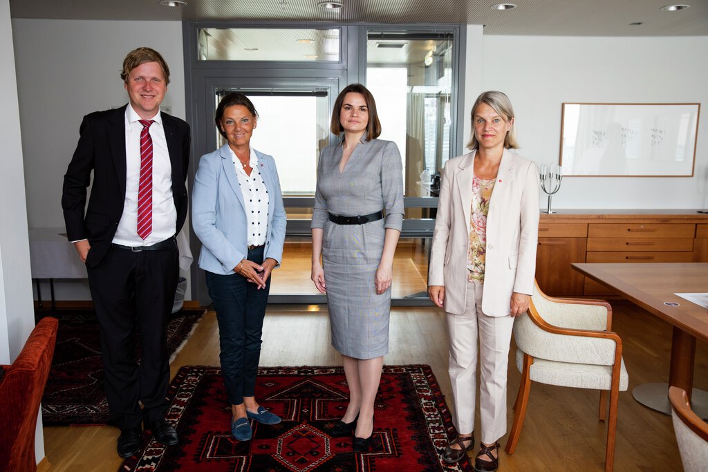 Åsmund Aukrust (A)  Ingjerd Schou (H)  Svetlana Tikhanovskaja og Nina Sanberg (A). Foto  Stortinget