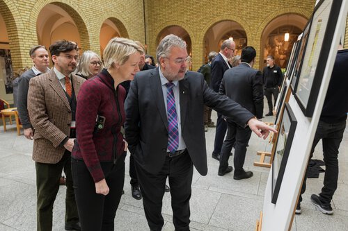 Åpning av karikaturutstilling 19. mars 2025