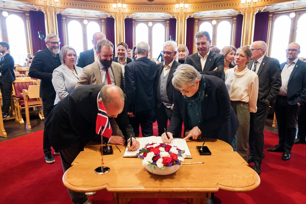 Signering av protokoll 30. sept 2024