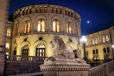 Stortingsbygningen i blåtime