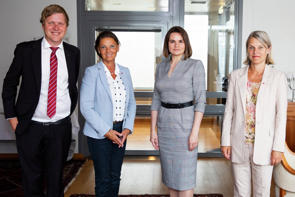 Åsmund Aukrust (A)  Ingjerd Schou (H)  Svetlana Tikhanovskaja og Nina Sanberg (A). Foto  Stortinget