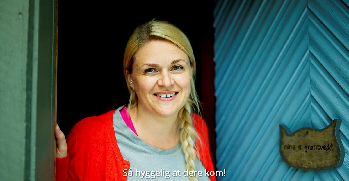 Bildet viser Nina i døråpningen og har teksten: "Så hyggelig at dere kom!"