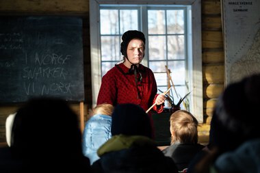 Tur til Trondheim og Ila skole i februar 2024 i forbindelse med en skolekampanje. Snakket med kulturkontakt Ulrich Winther-Hansen og ble med da 6. klasse dro til Sverresborg Trøndelag Folkemuseum for å delta i DKS-produksjonen  Det samiske Trøndelag .