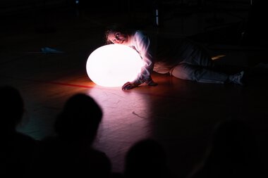 Besøk i gymsalen på Fjellfoten skole i mars 2024. Unge Viken Teater viste forestillingen  Capiche !  der norsk tegnspråk er en integrert del av produksjonen. Målgruppen er 5.-7. trinn. Skuespillerne på scenen var Aino Hakala  Amalie Sofie Ibsen Jensen og Xander Crook.