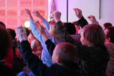 Besøk i gymsalen på Fjellfoten skole i mars 2024. Unge Viken Teater viste forestillingen  Capiche !  der norsk tegnspråk er en integrert del av produksjonen. Målgruppen er 5.-7. trinn. Skuespillerne på scenen var Aino Hakala  Amalie Sofie Ibsen Jensen og Xander Crook.