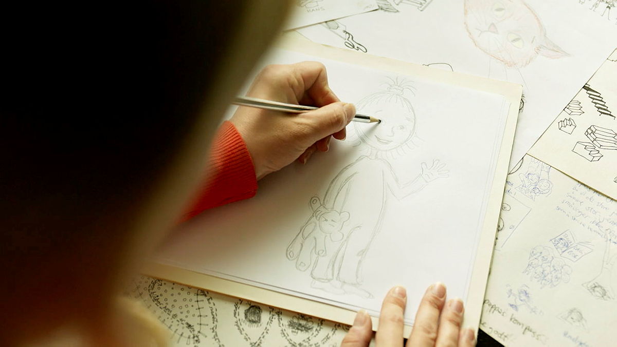 Bildet viser Elisabeth sine hender som tegner lillesøster Karin