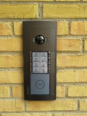 Bticino videoanlæg i koksgrå med chiplæser Bticino videoanlæg i koksgrå med chiplæser