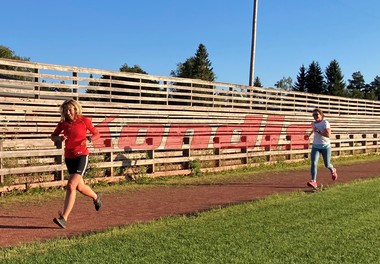 Merete Støverud Stokke (fremst) klarer å holde Marianne Røhme bak seg under Kondistreninga Årnes sitt 3000 meter testløp i Kondisløpet, august 2020